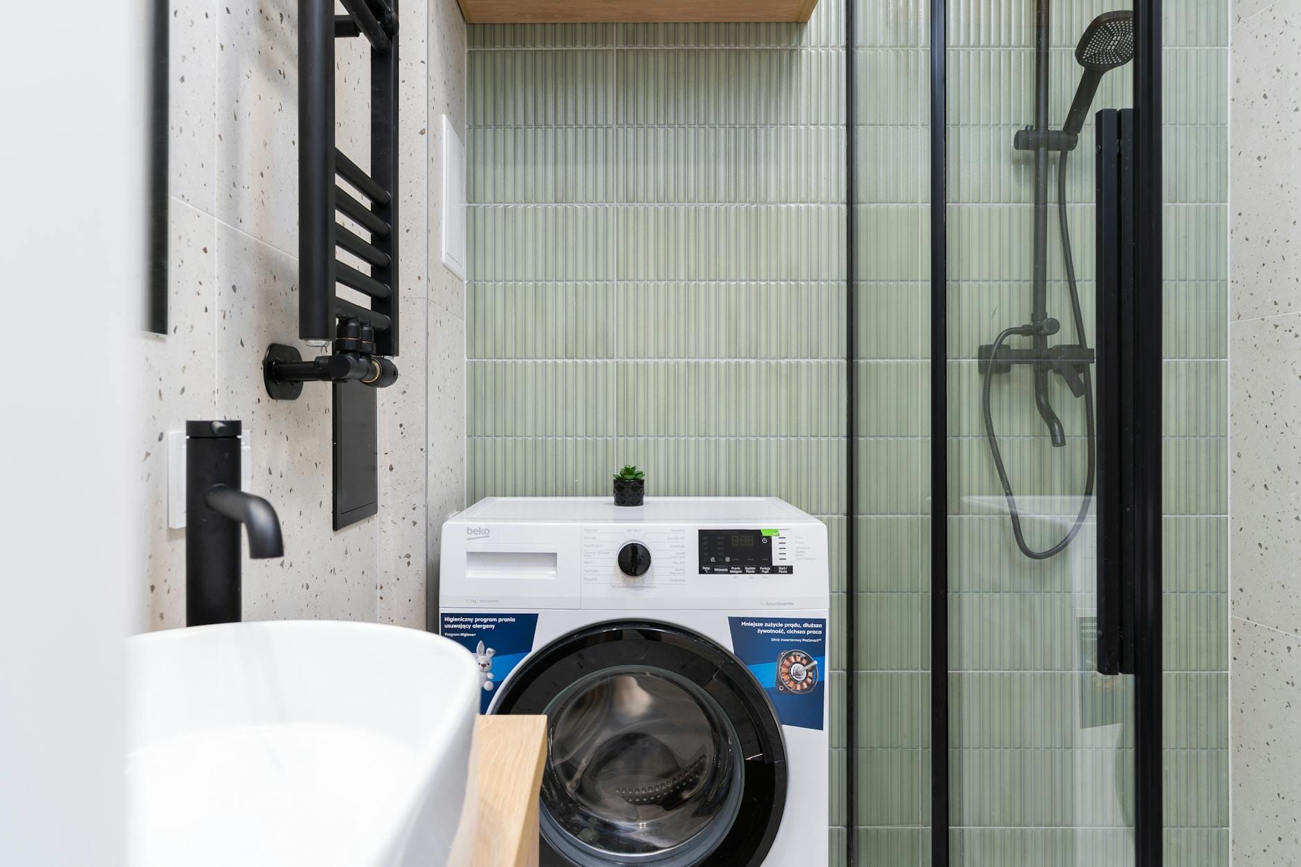 Mała łazienka bez brodzika z pralką, prysznicem i umywalką w Krakowie