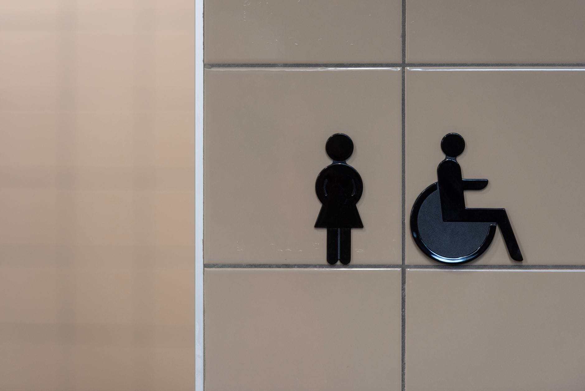 Piktogramy toalety dostępnej dla osób z niepełnosprawnością ruchową